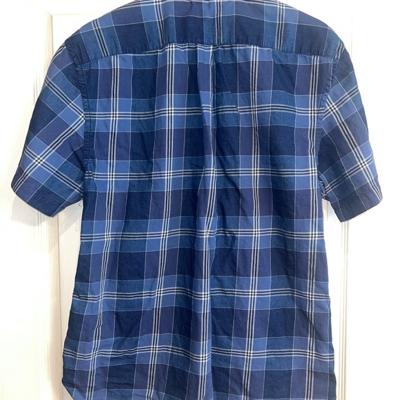 Old navy slim fit short sleeve shirt. Size XL - Picture 3 of 3